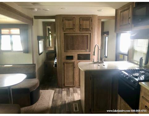 2017 Starcraft Launch Grand Touring 299BHS Travel Trailer at Lakeland RV Center STOCK# 3547A Photo 7