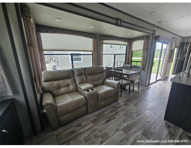 2018 Keystone Residence 40MBNK Travel Trailer at Lakeland RV Center STOCK# 3816A Photo 16